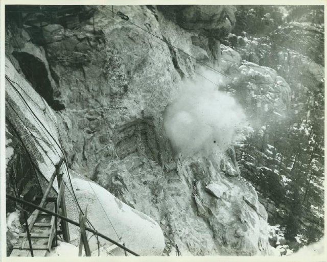 Mount-Rushmore/640x480_Mount_Rushmore construction 13.jpg